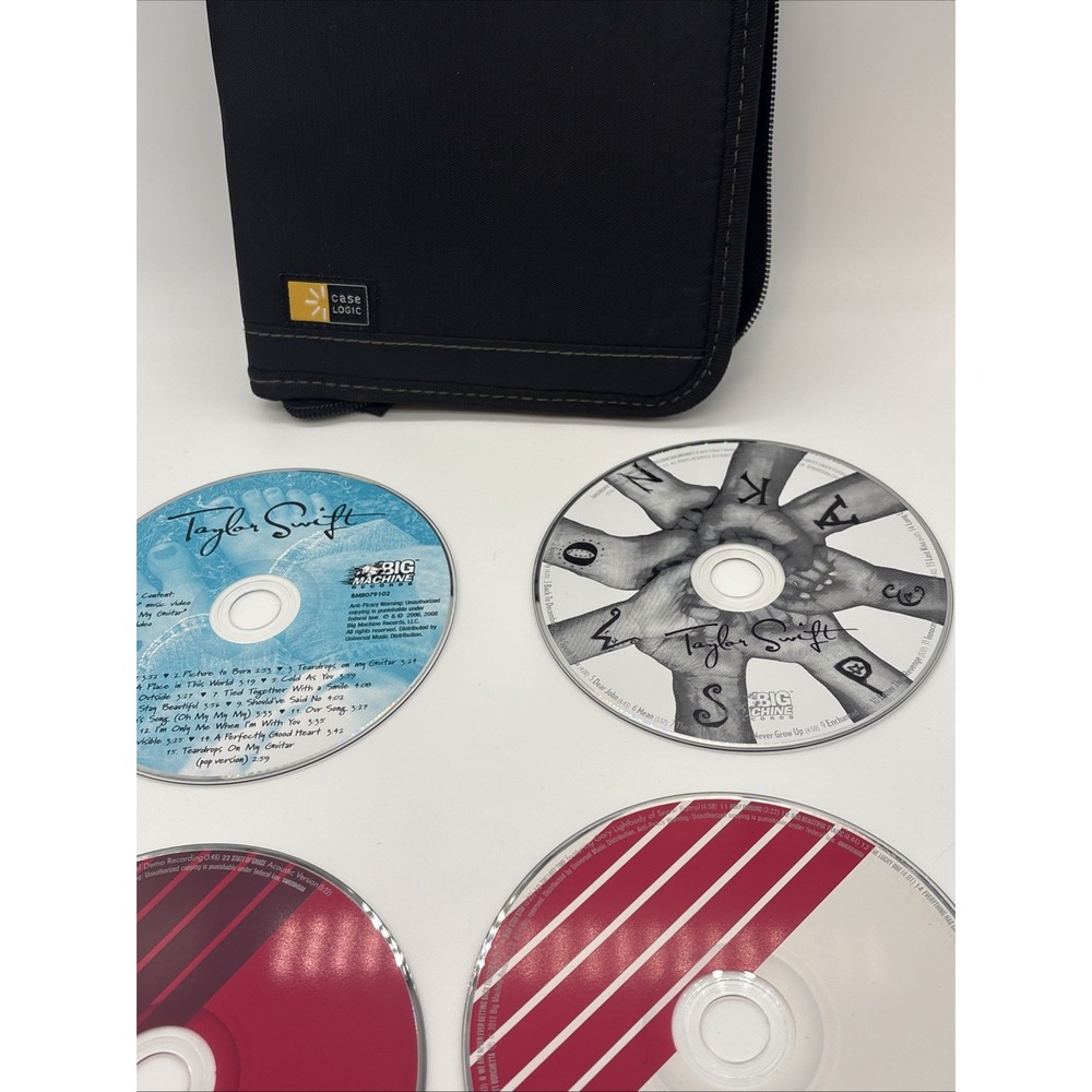 Taylor Swift CD Lot of 4: Self Titled, Speak Now & Both Red CDs With Carry Case - Picture 2 of 6